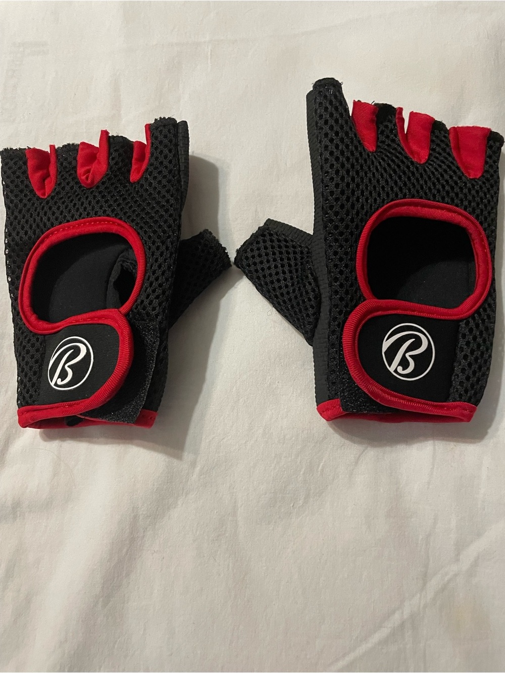 Black and Red Fingerless Workout Gloves with 'B' Logo
